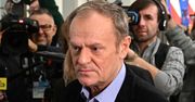 Dziennikarka uderzona kamerą. Donald Tusk żartuje z "krwawego reżimu"