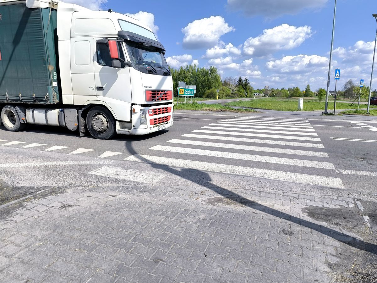 Miejscowość Okopy. W tym miejscu była rolnicza blokada. Dziś ciężarówki płynnie kierują się w stronę granicy