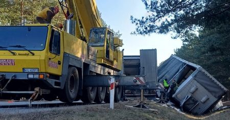 Blisko dramatu pod Toruniem. Naładowana naczepa odczepiła się od ciągnika