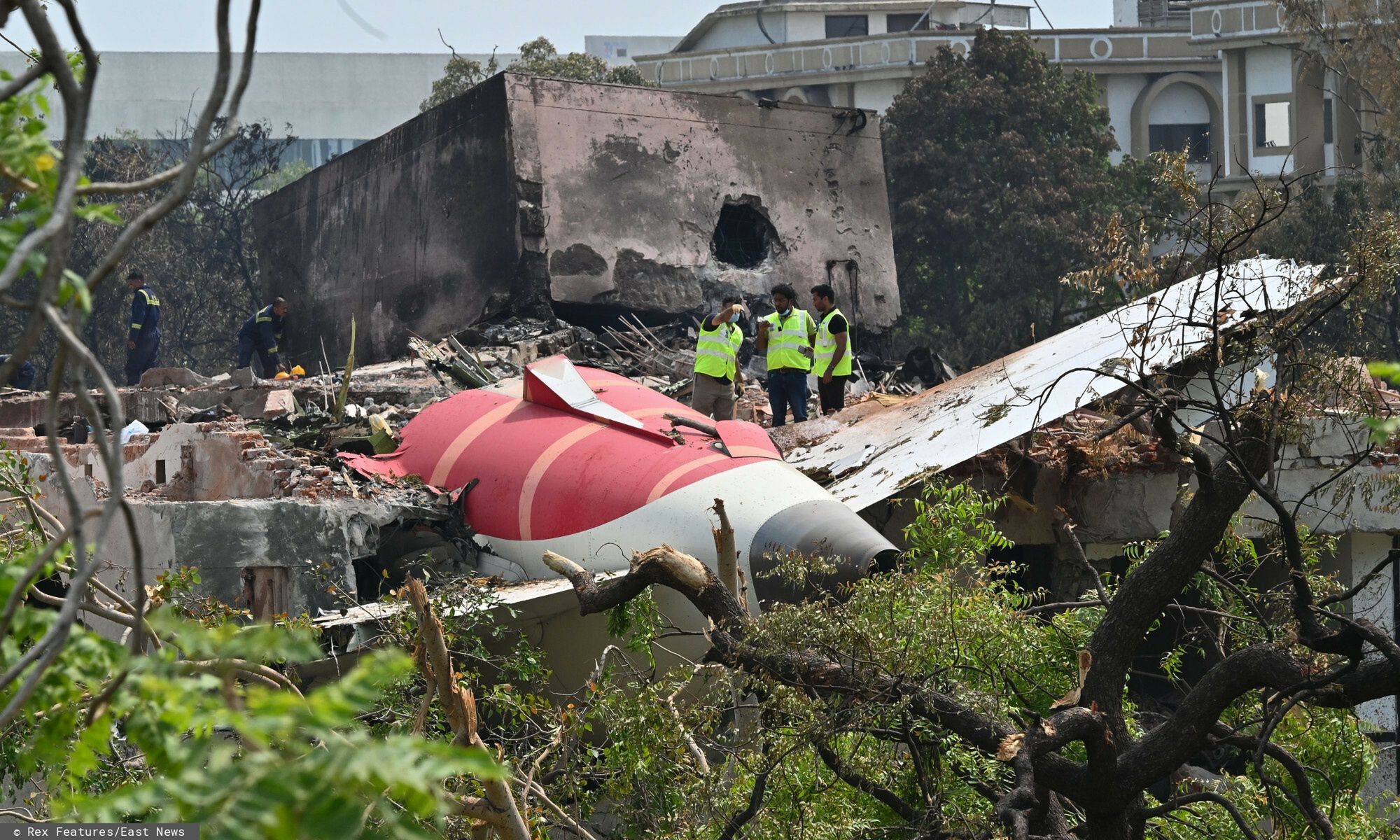 Katastrofa samolotu w Ahmedabadzie w Indiach
Mandatory Credit: Photo by Hindustan Times/Shutterstock (15355862m)
Senior Gujarat government and DGCA officials inspect wreckage of crashed Air India Plane at BJ Medical College hostel on June 13, 2025 in Ahmedabad, India. A London bound Air India Boeing 787-8 Dreamliner crashed minutes after taking off from Ahmedabad's Sardar Vallabhbhai Patel International Airport. Only one out of killing 242 people on board survived. The plane crashed into the residential quarters of doctors of the BJ Medical College.
Air India Plane Crash In Ahmedabad, Gujarat - 13 Jun 2025
Hindustan Times/Shutterstock