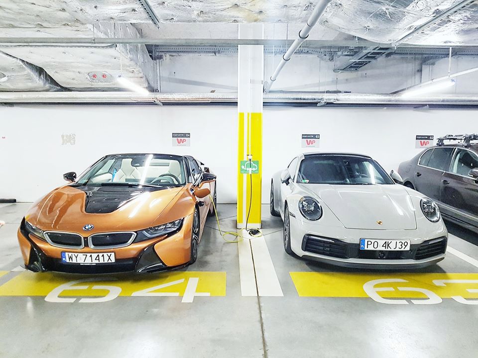 Porsche 911 (992) - to ten po prawej (tak dla jasności)