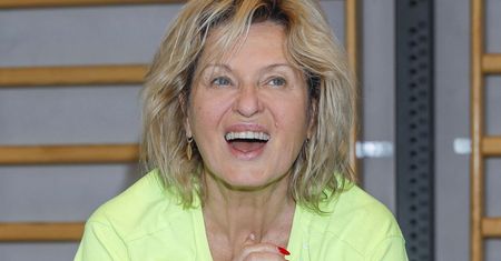 Ewa Kasprzyk ćwiczy na siłowni. Robi świecę i zachwyca się muskułami trenera