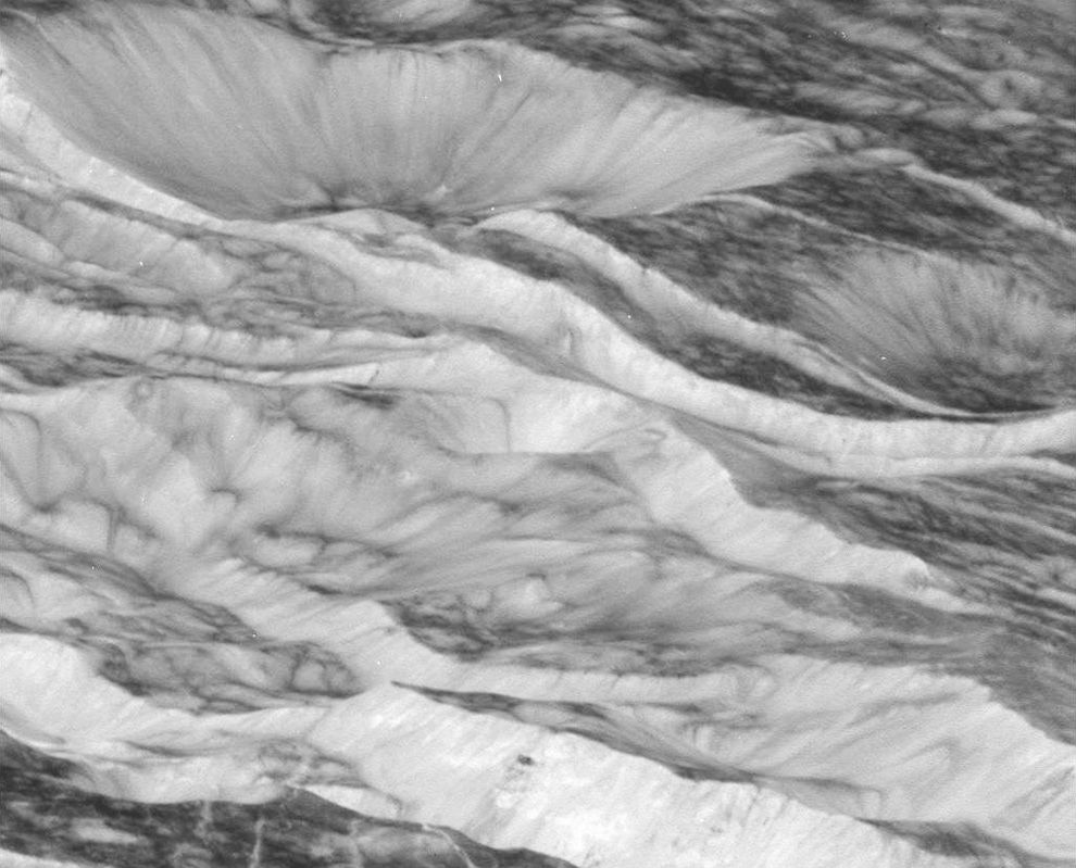 Powierzchnia lodowo-skalistej Dione (średnica: 1118 km) jest bardzo zróżnicowana. Zdjęcie zostało wykonane z odległości ok. 2500 km od powierzhcni księżyca. Szerokość pojedynczego piksela odpowiada ok. 15 metrom.