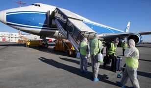 Boeing 747, który przyleciał w niedzielę z Afryki do Amsterdamu, przywiózł pasażera na gapę. To cud, że ukryty nad kołem mężczyzna przetrwał tę podróż 