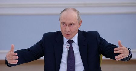 Rosjanie przerzucają się na tańsze słodycze. Pęknięcia w gospodarce wojennej Putina coraz trudniej ukryć