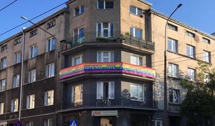 Powiesił tęczowy baner na kamienicy. Musiał zainstalować monitoring