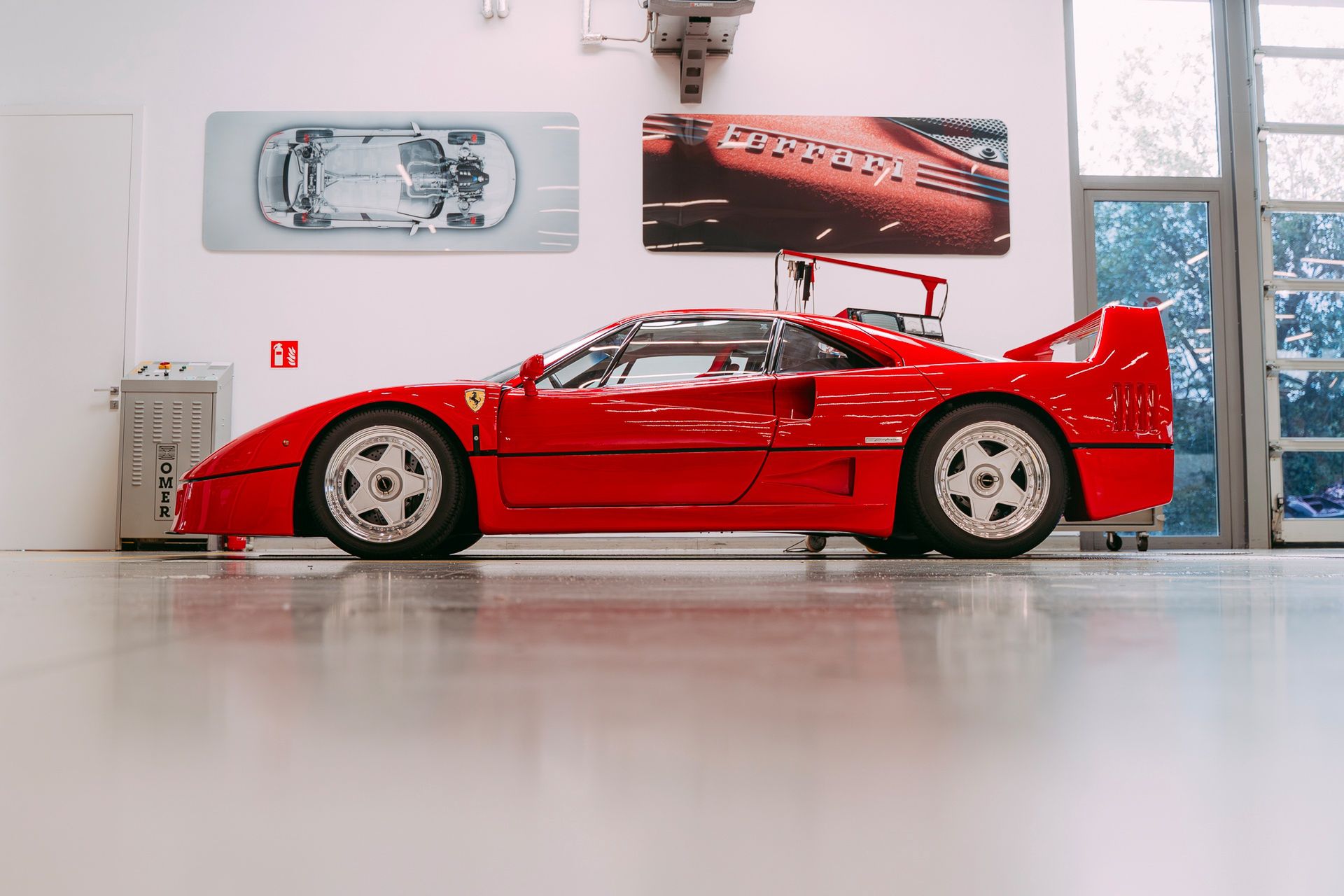 Ferrari F40 w Ferrari Katowice (1990)