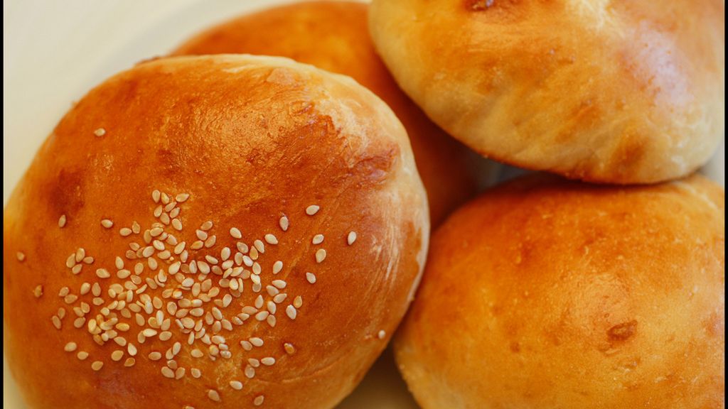 Bułki z pełnej pszenicy do hamburgerów lub hot dogów