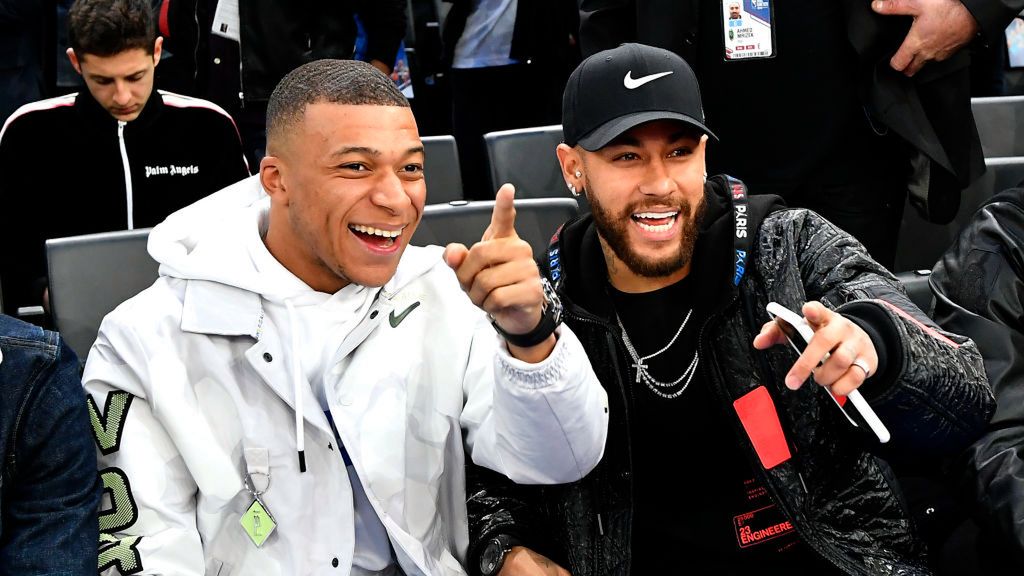 Na zdjęciu od lewej: Kylian Mbappe i Neymar na meczu NBA w Paryżu