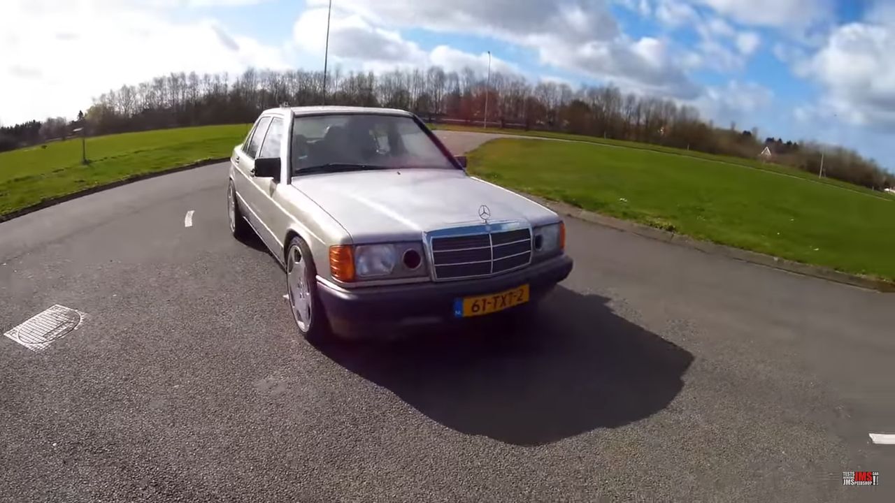 Ten Mercedes 190E kryje pod maską wielkie V12 i jest dopuszczony do ruchu