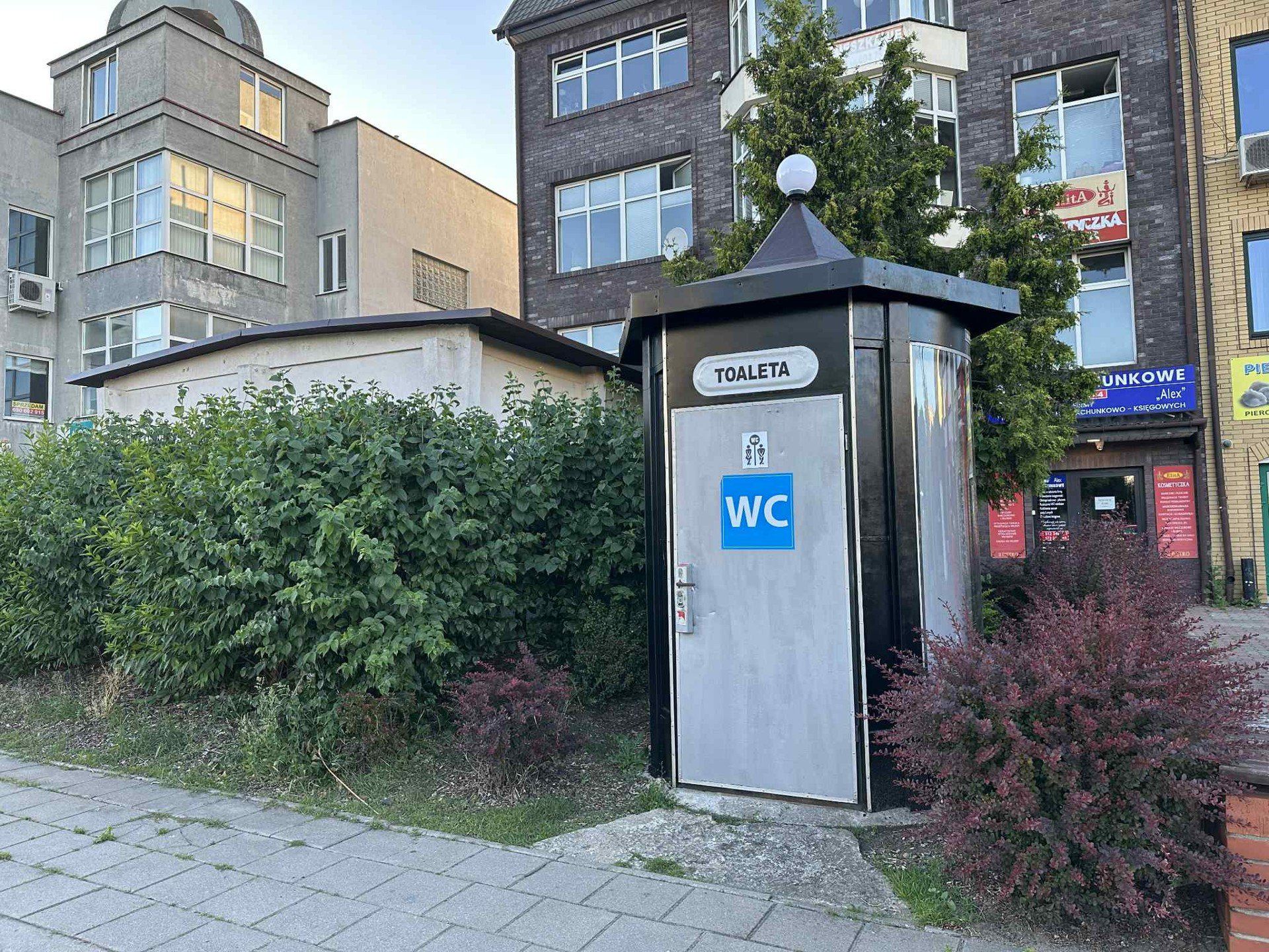 Toaleta publiczna na parkingu w sąsiedztwie III LO