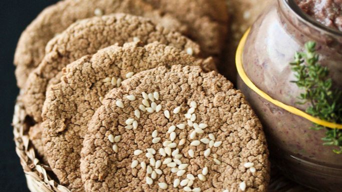 Krakersy z masłem orzechowym o obniżonej zawartości tłuszczu