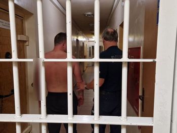 Dłutowo: Atak furii w sklepie. Nie miał pieniędzy na alkohol, w przypływie złości zniszczył szklane drzwi