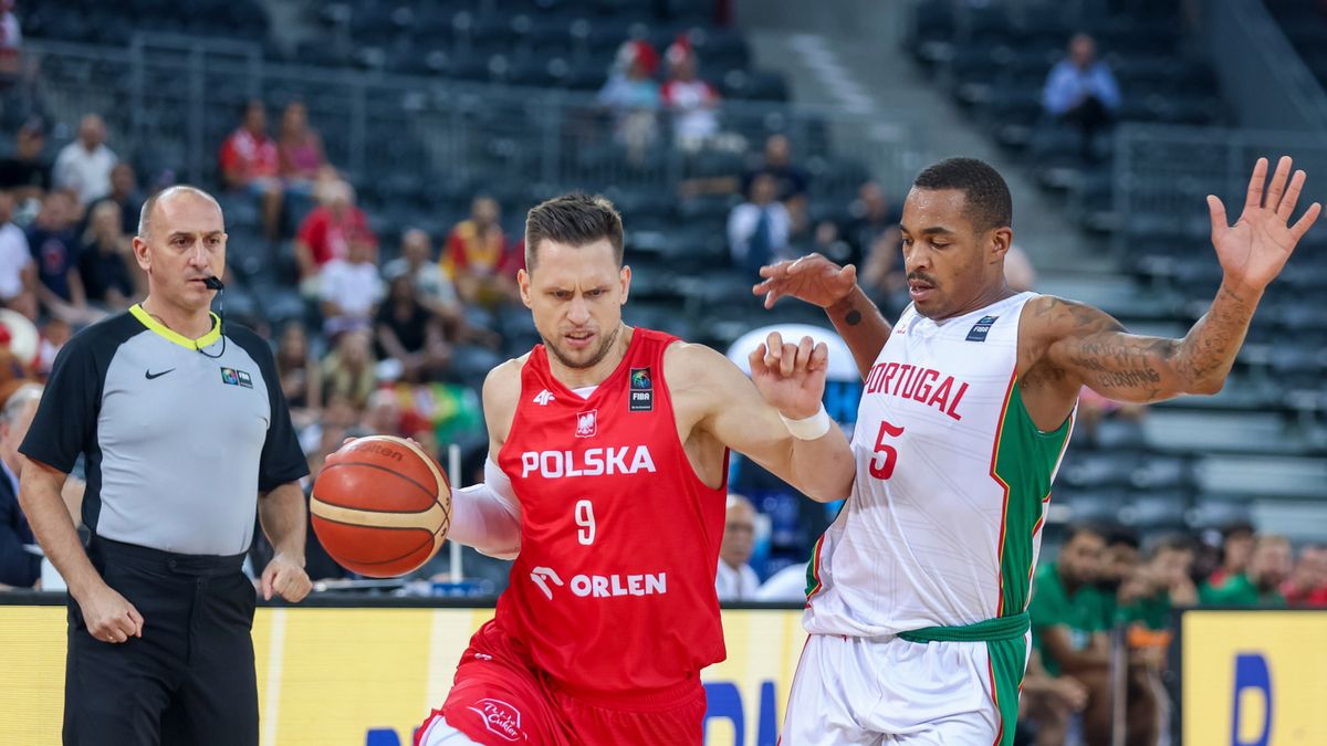 PAP / Zbigniew Meissner / Na zdjęciu: Mateusz Ponitka (przy piłce)