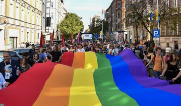 "Wszyscy korzystają w Polsce z ochrony prawnej". Rząd odpowiada KE ws. uchwał samorządów o "ideologii LGBT"