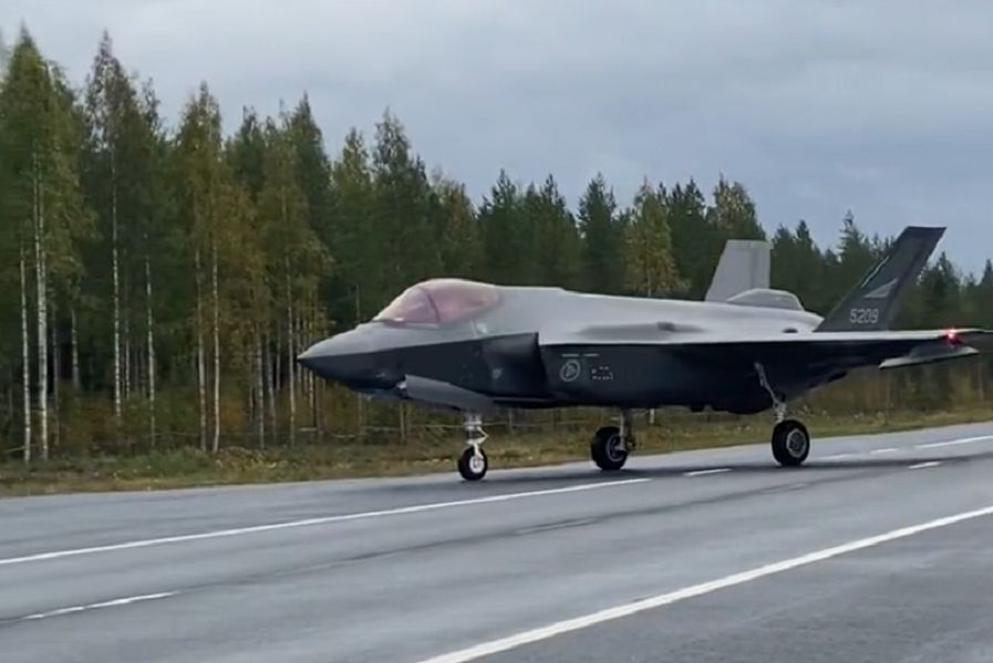 Norweski F-35 podczas lądowania na odcinku drogi podczas ćwiczeń Baana23.