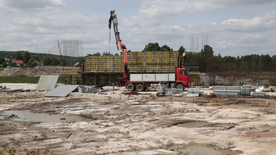 Budowa S74 w Porzeczu. Trwa już budowa wiaduktów i mostów. Ale też jeszcze burzone są budynki. Zobacz jak 17 czerwca wyglądała trasa. Więcej na kolejnych zdjeciach 