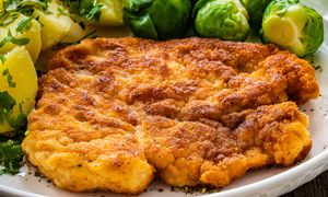 Natrzyj schabowe przed panierowaniem. Będą smaczniejsze i bardziej kruche niż moczone w mleku i cebuli