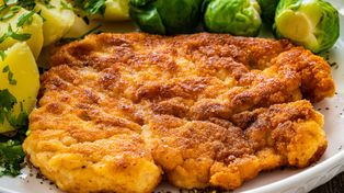 Natrzyj schabowe przed panierowaniem. Będą smaczniejsze i bardziej kruche niż moczone w mleku i cebuli