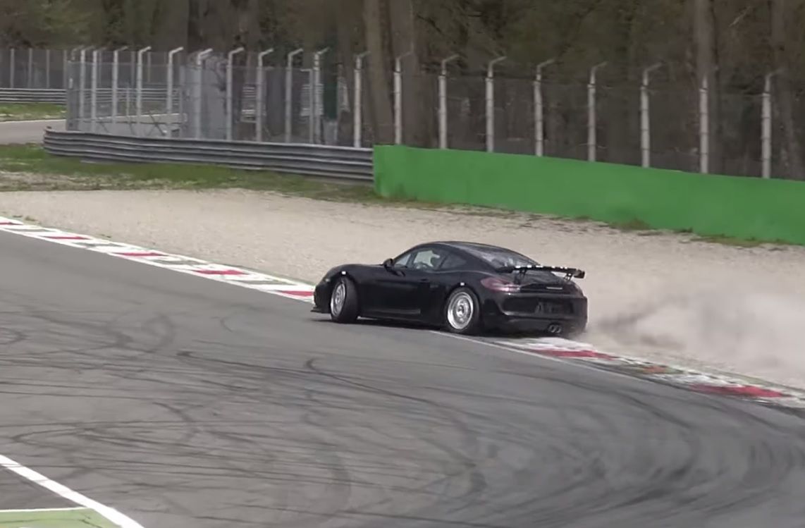 Porsche Cayman GT4 ostro upalany na torze [wideo]