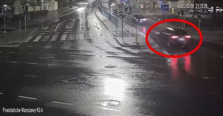Uważnie obserwuj ten samochód. Za kółkiem pijany kierowca
