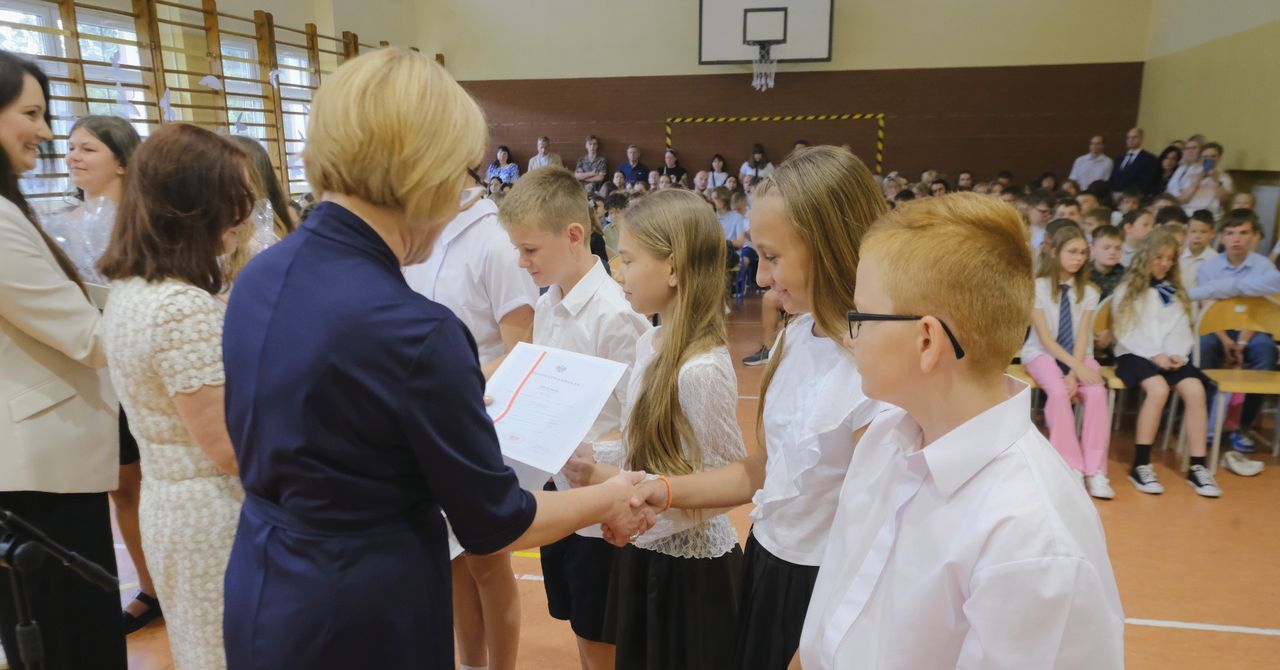 Nareszcie wakacje! Tak wyglądało zakończenie roku szkolnego w SP 85 w Poznaniu. Zobacz zdjęcia