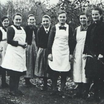 Personel Gaukinderheimu w Kaliszu. Johanna Zander stoi w środku