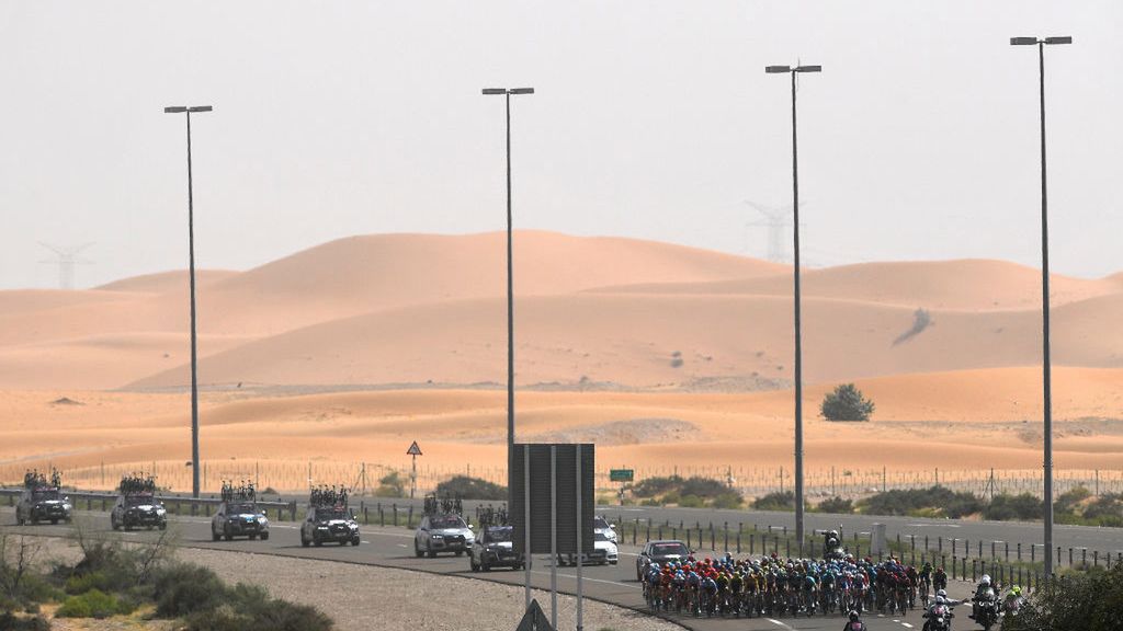 Zdjęcie okładkowe artykułu: Getty Images / Justin Setterfield / Na zdjęciu: peleton podczas UAE Tour