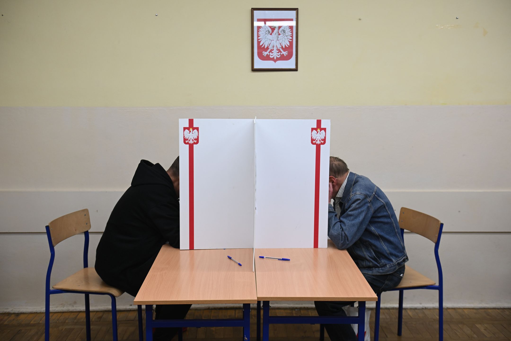 g�osowanie
Szczecin, 09.06.2024. G�osowanie w lokalu wyborczym w Szczecinie, 9 bm. W Polsce rozpocz�o si� g�osowanie w wyborach do Parlamentu Europejskiego. Lokale wyborcze zosta�y otwarte o 7. Do zako�czenia g�osowania o godzinie 21:00, trwa cisza wyborcza. (miwi) PAP/Marcin Bielecki
Marcin Bielecki
eurowybory, eurowybory 2019, g�os, g�osowa�, g�osowanie, g�oswoanie, komisja wyborcza, lokal wyborczy, parlament europejski, parlamentu europejskiego, urna, wybory europejskie