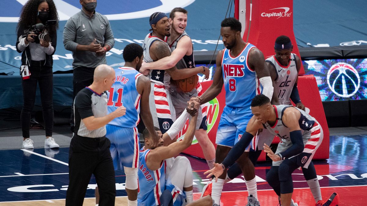 Zdjęcie okładkowe artykułu: PAP/EPA / SHAWN THEW / Na zdjęciu: radość koszykarzy Washington Wizards