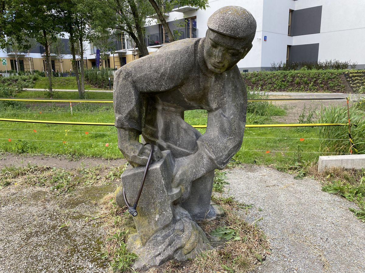 Warszawa. Ten wyrzeźbiony robotnik, jaki cudem przetrwał, by świadczyć o przemysłowej przeszłości Służewca przekształconego w Mordor, teraz będzie dobrym suplementem do historycznego aspektu nowego obszaru zieleni, jaki tu powstaje. W parku linearnym mają staną tablice z historycznym rysem szybko zmieniającej się dzielnicy(WP, Fot: Barbara Kwiatkowska)

