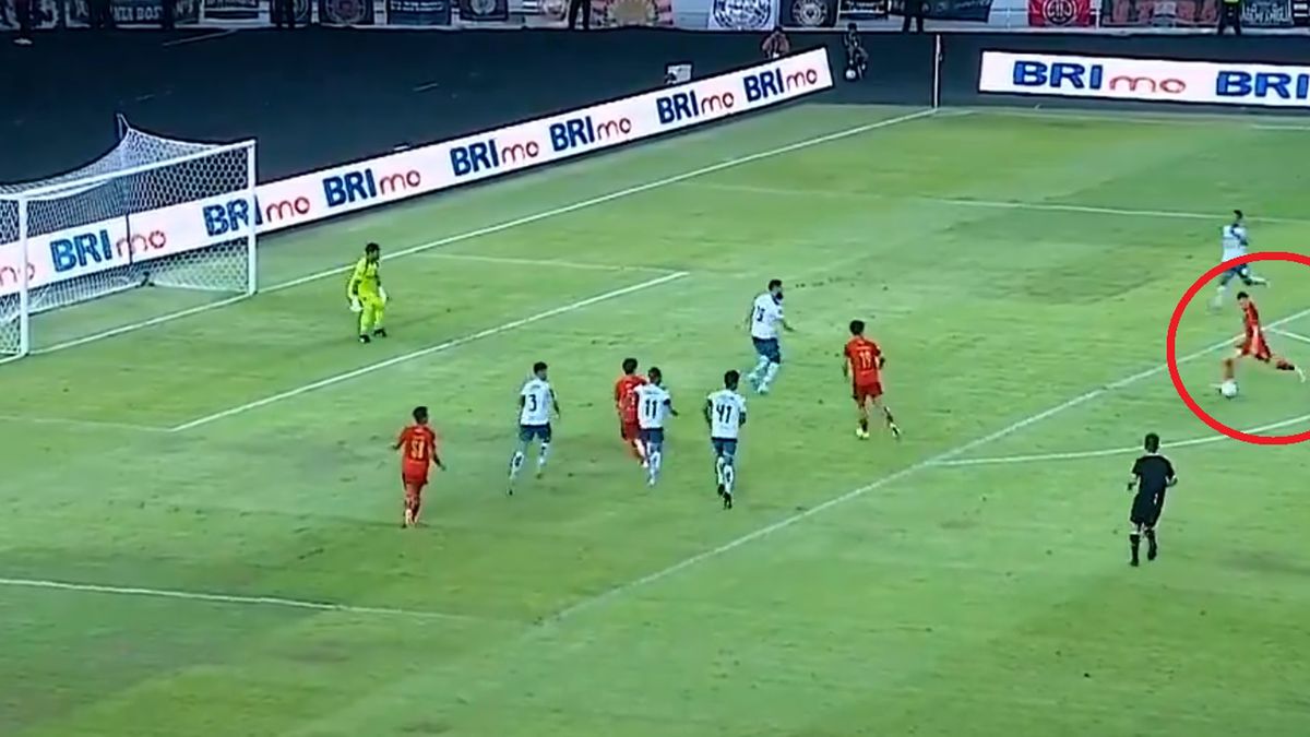 Maciej Gajos strzela gola w meczu z Persitą Tangerang