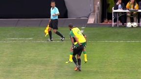 Bramkarz zniósł kontuzjowanego kolegę z boiska "na barana"