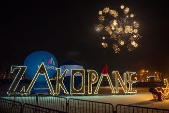 Zakopane: Świąteczno-sylwestrowy szał. Najchętniej sprzedają się noclegi z dodatkowymi atrakcjami. Co przygotowali górale?