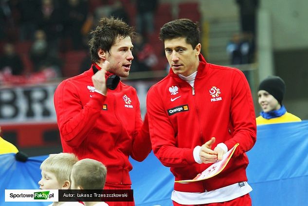 Grzegorz Krychowiak (z lewej) w rozmowie z Robertem Lewandowskim