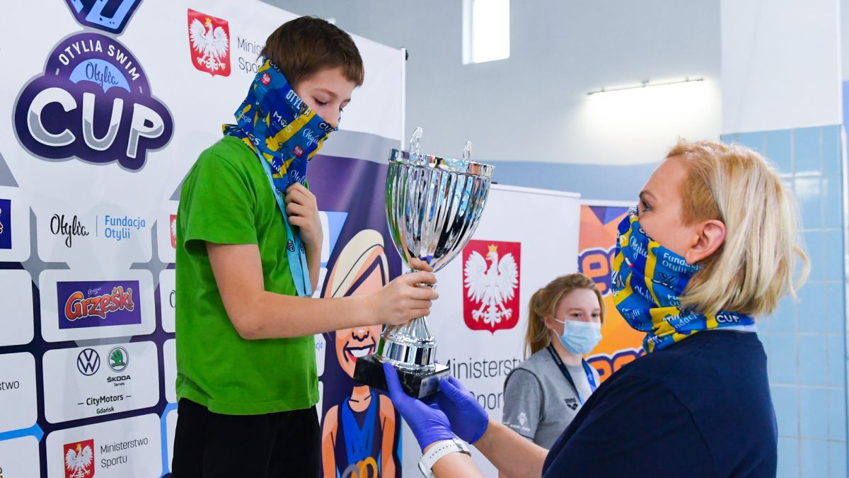 Otylia Jędrzejczak wręcza puchar jednemu ze zwycięzców Otylia Swim Cup w Gdańsku