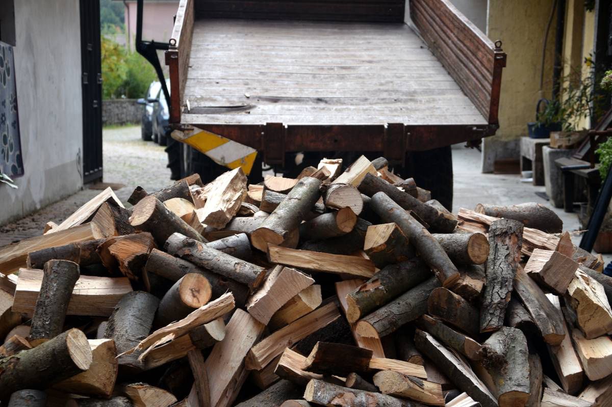 Mandat za mokre drewno. W 14 województwach sprawdzają ten parametr