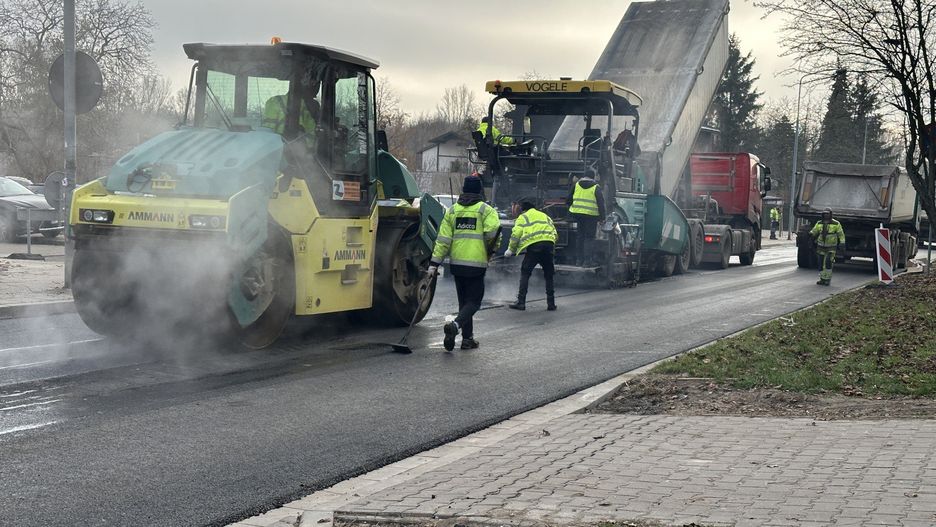 Drogowcy ułożyli asfalt na ulicy Szklanej w Radomiu, ale wciąż należy liczyć się z utrudnieniami.