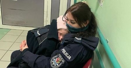 W środku nocy pchał wózek z małą dziewczynką. Pijany 29-latek wybrał się na spacer