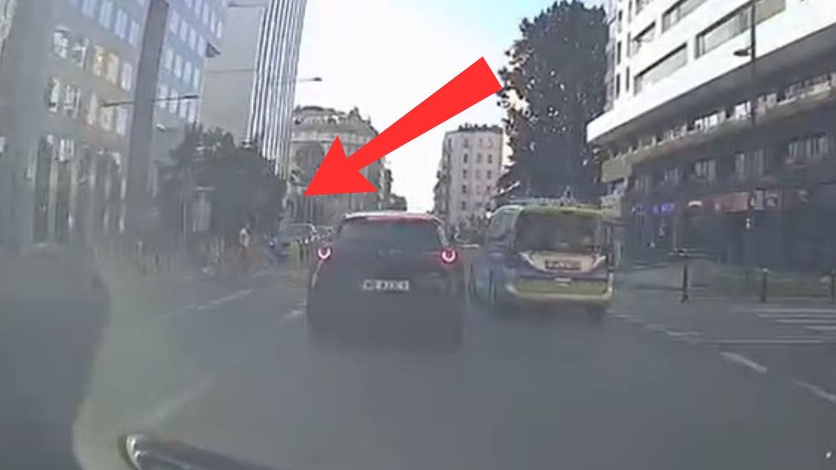 Nagrali policyjny radiowóz. Wyprzedzał na przejściu