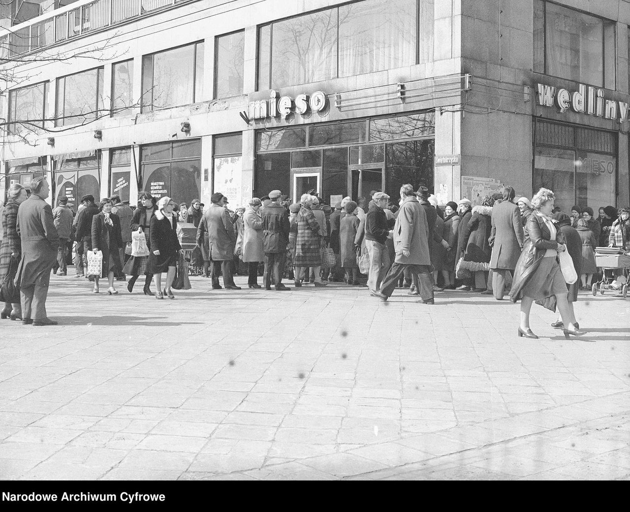 Kartki, kolejki i kuchenne triki – kulinarne realia PRL