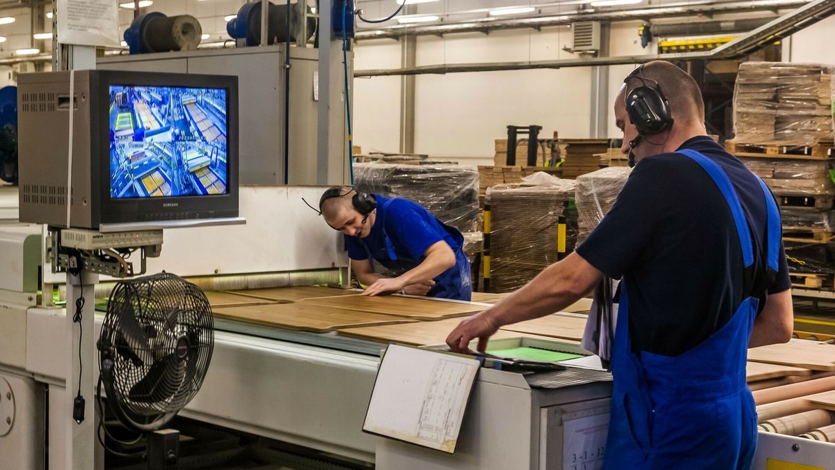 Zaklady produkcji mebli SWEDWOOD IKEA w GoleniowieFot. Woody Ochnio/East News Zaklady SWEDWOOD IKEA w Goleniowie. reportaz z fabryki mebli, kwiecien 2009. Hala produkcyjna elementow mebli.Woody Ochnio