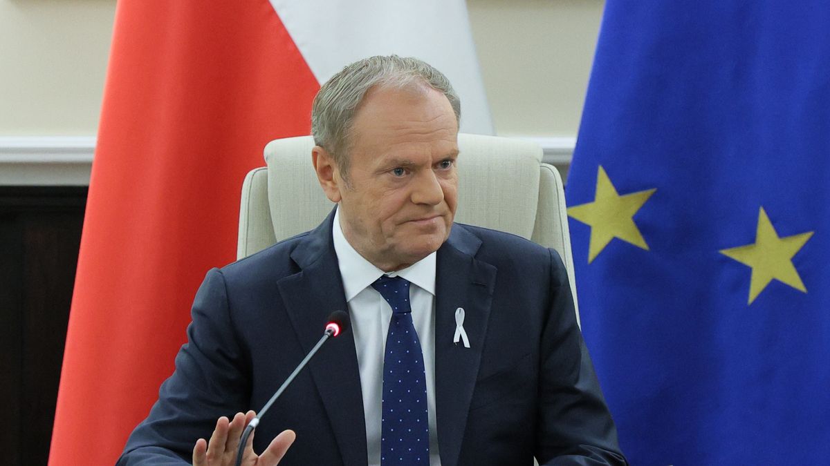 Warszawa, 26.11.2025. Premier Donald Tusk na posiedzeniu rządu w KPRM w Warszawie, 26 bm. Rada Ministrów zajmie się projektem noweli o korzystaniu z zamrożonej ceny prądu do połowy 2026 r. (ad) PAP/Paweł Supernak