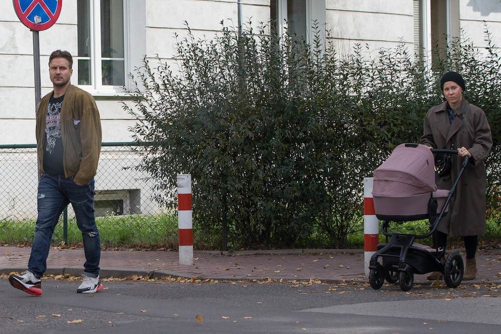 Kasia Warnke i Piotr Stramowski na spacerze z córką
