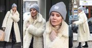 Agnieszka Woźniak-Starak w futrze z "misia" i skórzanych spodniach mknie do swojego turkusowego jeepa za 350 tysięcy (ZDJĘCIA)