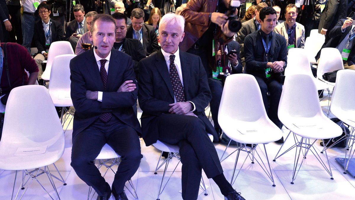 Na zdjęciu od lewej przewodniczący rady nadzorczej VW Herbert Diess i prezes koncernu Matthias Mueller