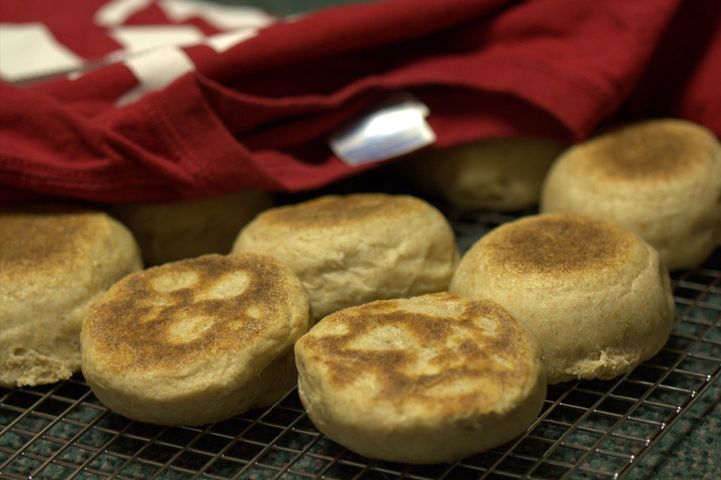 Białe pełnoziarniste muffiny angielskie