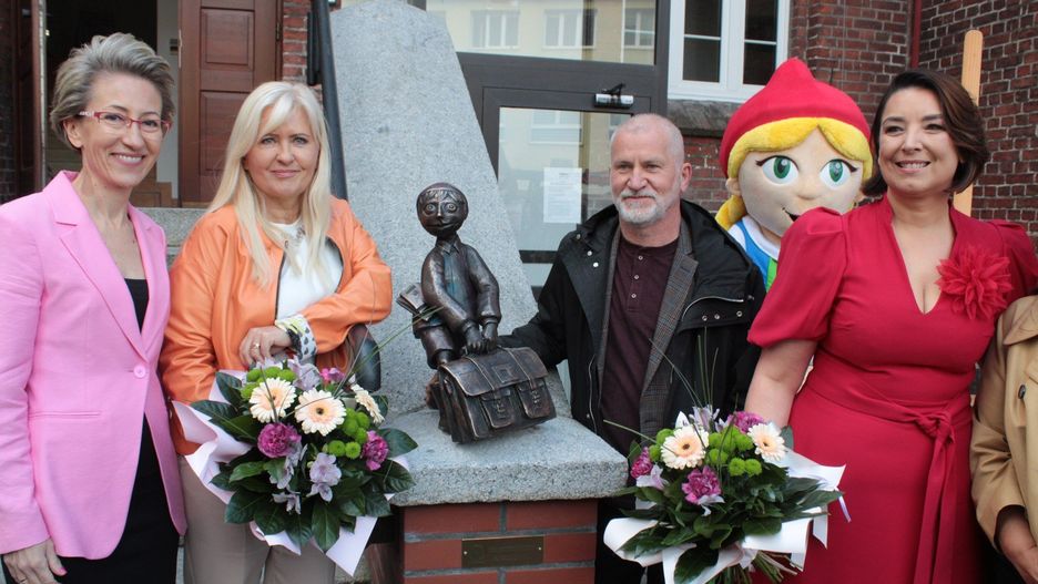 Pierwszy Julek Jamneński w pełnej krasie. Obok stoją (od lewej): Danuta Zawadzka, rektor Politechniki Koszalińskiej, Teresa Żurowska, prezes Fundacji &#34;Pokoloruj Świat&#34;, Romuald Wiśniewski, twórca rzeźby i Katarzyna Królczyk, dyrektor Archiwum Państwowego w Koszalinie.