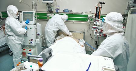 Koronawirus w Polsce. Ekspert: "COVID-19 to nie zabawa. Będziecie mieć majtki pełne strachu"