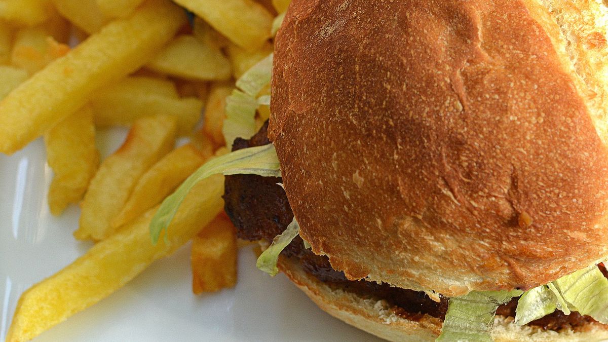 Białe bułki pełnoziarniste do hamburgerów z dodatkiem wapnia